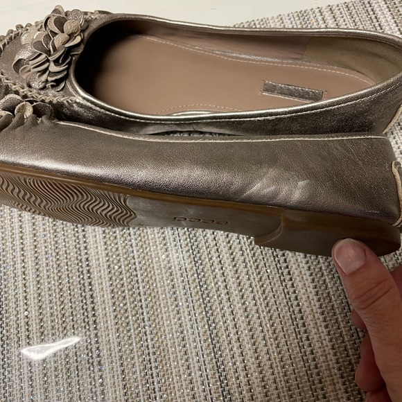 Metallic gold flats. - Picture 2 of 11